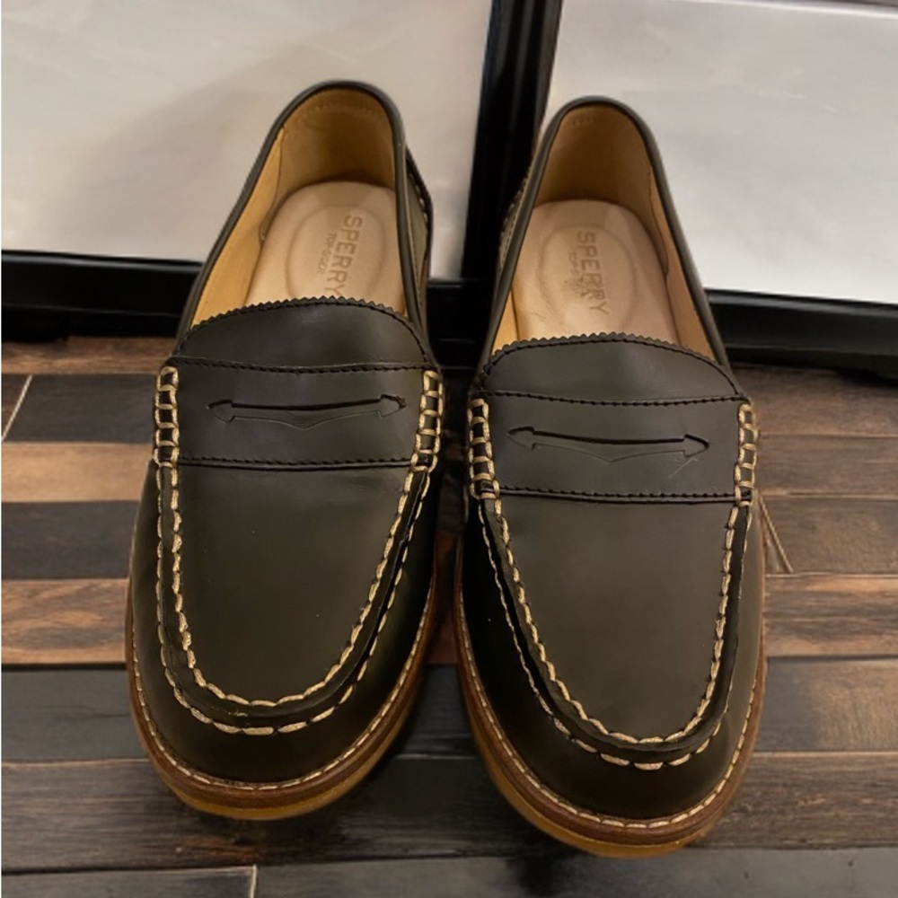 Woman's Flats Sperry Seaport Penny Loafer size 8.5